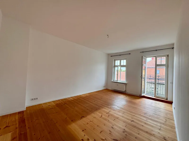 Helle 2-Zimmer-Altbauwohnung mit Wohnküche, zwei Balkonen und Aufzug — photo 1
